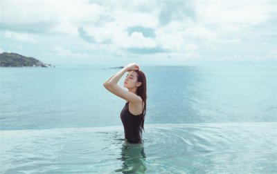 ​迪丽热巴泳装照，网友：美若美人鱼