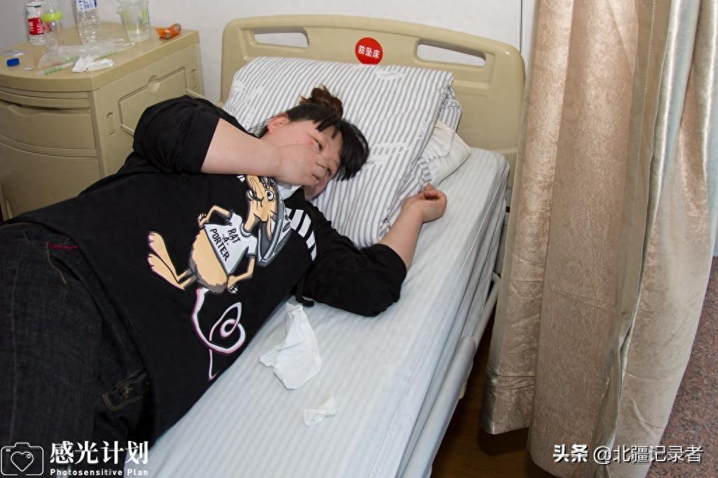 女孩遇车祸致不孕，6年走遍30家医院打百针，再孕25周时又遭突变
