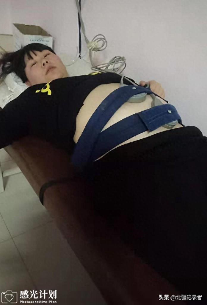 女孩遇车祸致不孕，6年走遍30家医院打百针，再孕25周时又遭突变