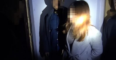 ​女子在车内与人偷情，中途丈夫打来电话，女子：让我先接个电话