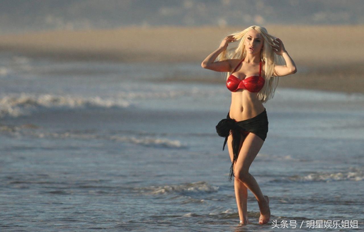 女星考特尼·史达登沙滩度假，网友表示：十分的惬意