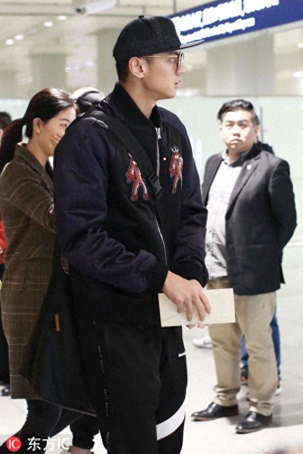 宁泽涛宣布退役后首现身，框架眼镜遮不住颜值，被粉丝狂拍超淡定
