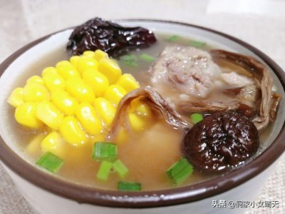 ​最简单的煲汤：排骨玉米茶树菇汤