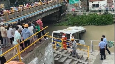 ​上海公交坠河现场这一幕让人动容：多名市民飞奔救人，2名外卖小哥下水爬进车