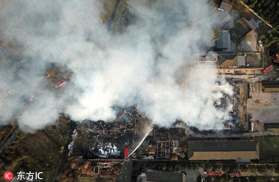 四川九龙灵官楼突发大火火光浓烟冲天 “亚洲第一高木塔”被烧毁