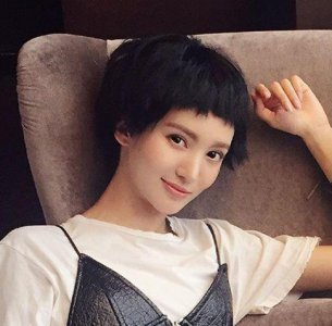 ​金晨李圣经示范 短发+眉上刘海=萌萌哒！