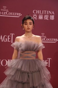 ​主持人提问到易烊千玺，张子枫的反应暴露了这个圈子的一个尴尬