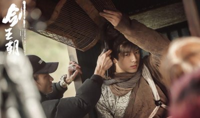 ​李现高中青涩照曝光，从小帅气撞脸林更新，就读学校是亮点