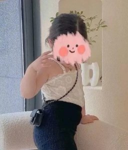 ​小孩穿黑丝、吊带、紧身裙，称为“ 奶辣风 ”，还宝宝原有的童真！