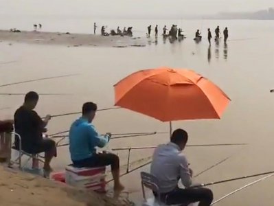 ​国庆假期，黄河边钓鱼人扎堆，钓友钓到红眼草鱼