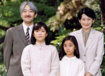 ​纪子5岁童年照曝光！月牙笑眼从小美到老，雅子皇后都成了陪衬