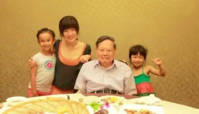​99岁杨振宁和重孙女合影，翁帆去哪儿了？