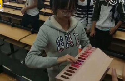 ​唯一一名女生成为班宠，收整套口红