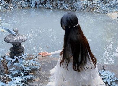 ​女生说在玩手机怎么回复去撩她？