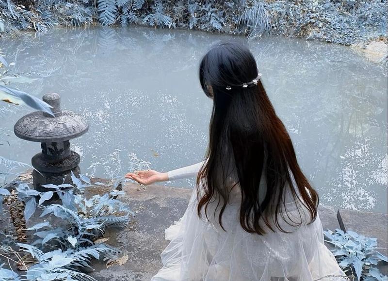 女生说在玩手机怎么回复去撩她？