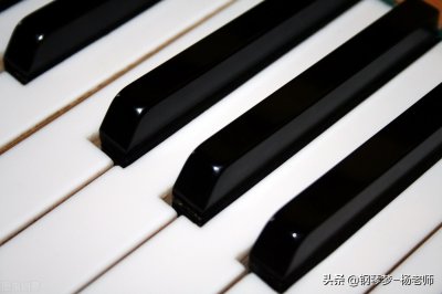​弹钢琴教程（五分钟教你钢琴的基本练法教程）