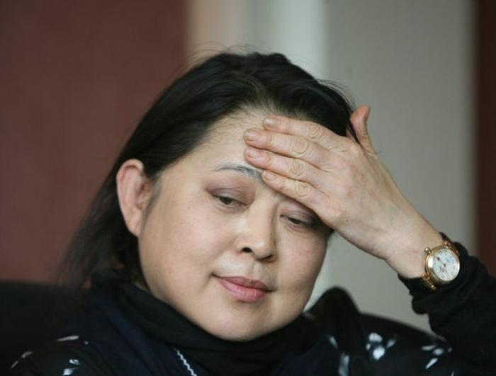 曾靠怀孕夺走倪萍爱人，嘲讽她“老女人”，如今因果循环满脸皱纹