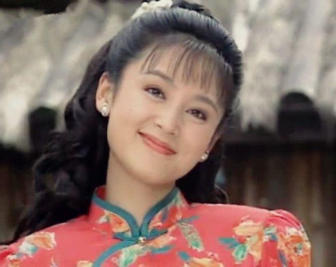 曾靠怀孕夺走倪萍爱人，嘲讽她“老女人”，如今因果循环满脸皱纹