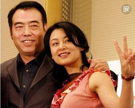 曾靠怀孕夺走倪萍爱人，嘲讽她“老女人”，如今因果循环满脸皱纹