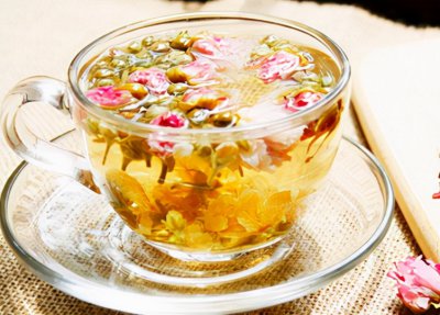 ​简单且能疏肝解郁美容养颜的花茶（白梅花和玫瑰花泡水喝的功效）