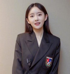 ​《爱情公寓》中诺澜的扮演者刘萌萌最新照片曝光，网友热议：美女为何选择整容