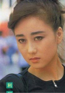 ​李连杰罕见分享妻子近照，62岁利智显著衰老，难敌黄秋燕的美丽与魅力