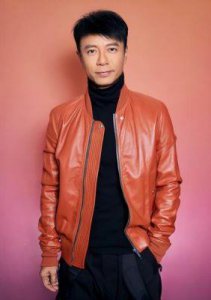 ​港星李克勤17岁儿子迅速成长，撞脸刘翔，引发家人惊喜庆生