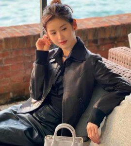 ​网红生孩子也要拍视频，被网友吐槽叫声很淑女，脸色红润头发整齐