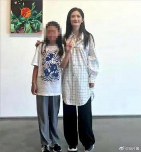 ​谢娜曼谷祭拜四面佛，展示虔诚母性一面引发热议