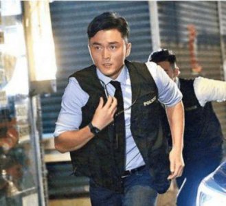 ​因涉入官非被雪藏，TVB小花星途陷困境，拍片曝近况，曾与母亲在天桥行乞