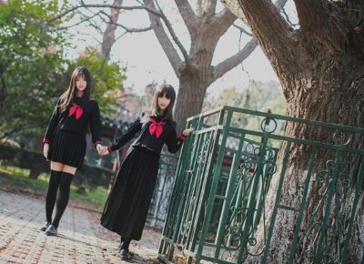 ​女子成功离婚后，叫来亲朋好友为自己庆祝，儿子看着她跳舞很生气
