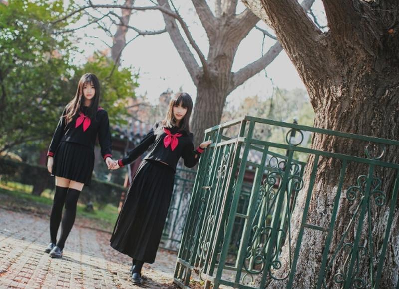 女子成功离婚后，叫来亲朋好友为自己庆祝，儿子看着她跳舞很生气