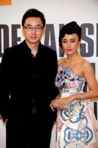 ​秦岚与魏大勋官宣恋情：姐弟恋时代的甜蜜故事与感情观解析