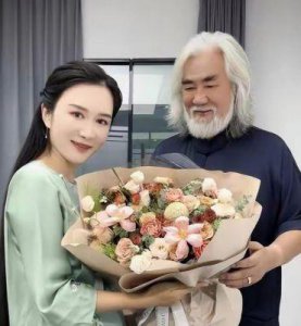 ​73岁的张纪中生育四胎，杜星霖到底图谋何事？