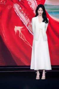 ​杨紫、胡先煦、张柏芝等明星亮相品牌活动：时尚造型与新剧动态