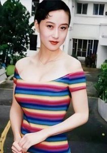 ​李连杰前妻黄秋燕：青梅竹马的爱情与离婚生活揭秘