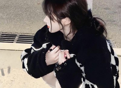 ​追的女生同时跟别人约会，正在追的女生和别人约会
