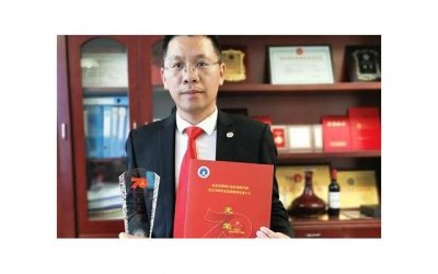 ​嗝嗝老师原型（如何逆袭成受人尊敬的老师）