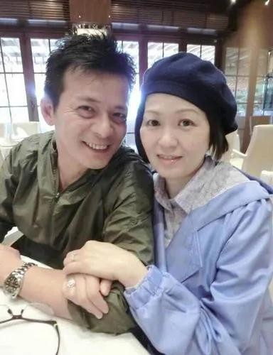 黄日华的故事：18岁出道，20岁大火，曾被妻子戴绿帽，却不离不弃