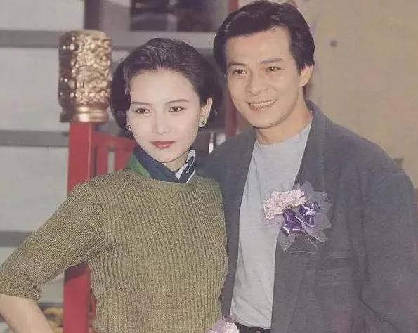 黄日华的故事：18岁出道，20岁大火，曾被妻子戴绿帽，却不离不弃