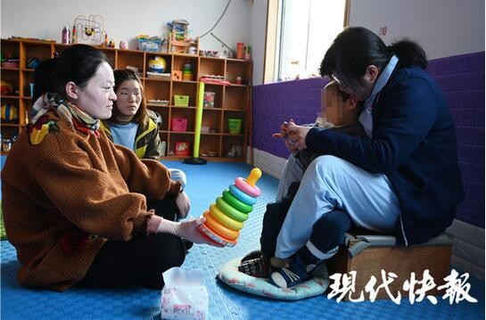 吉雪萍照顾脑瘫女儿