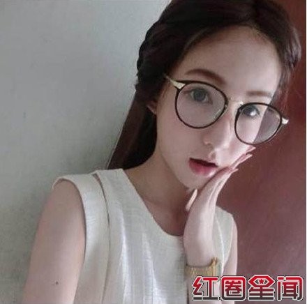 泰国14岁变性人Yosh素颜照片 Yosh性感比基尼床照走红