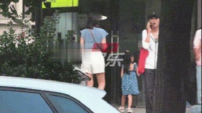 ​高圆圆母女逛公园，3 岁 Rhea 抱妈妈大腿喜感足