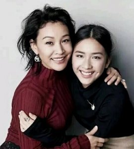 ​陈冲女儿近照照片(一字领上衣显出壮实肩膀)