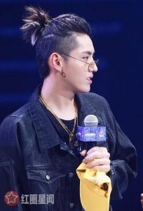 ​吴亦凡的女友到底是谁吴亦凡的菠萝头颜值高就是任性