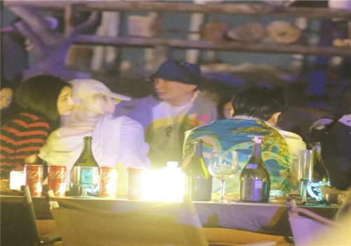 张嘉倪老公买超和王思聪在三亚与神秘美女跨年