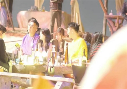 张嘉倪老公买超和王思聪在三亚与神秘美女跨年