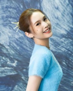 ​“甜心教主”杨丞琳蓝色露腰装写真爆出，特意露出A4小蛮腰