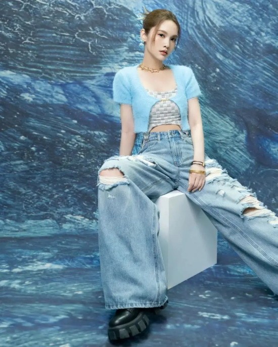 “甜心教主”杨丞琳蓝色露腰装写真爆出，特意露出A4小蛮腰