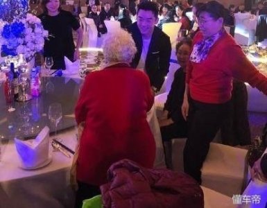 ​郑恺送助理豪车做结婚礼物，范冰冰为助理付定金，网友：羡慕！